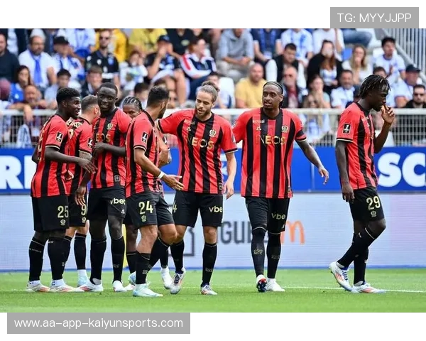 法甲中锋球员在高压中展现强大对抗能力,法甲最强中场 法甲中锋球员在高压中展现强大对抗能力,法甲最强中场